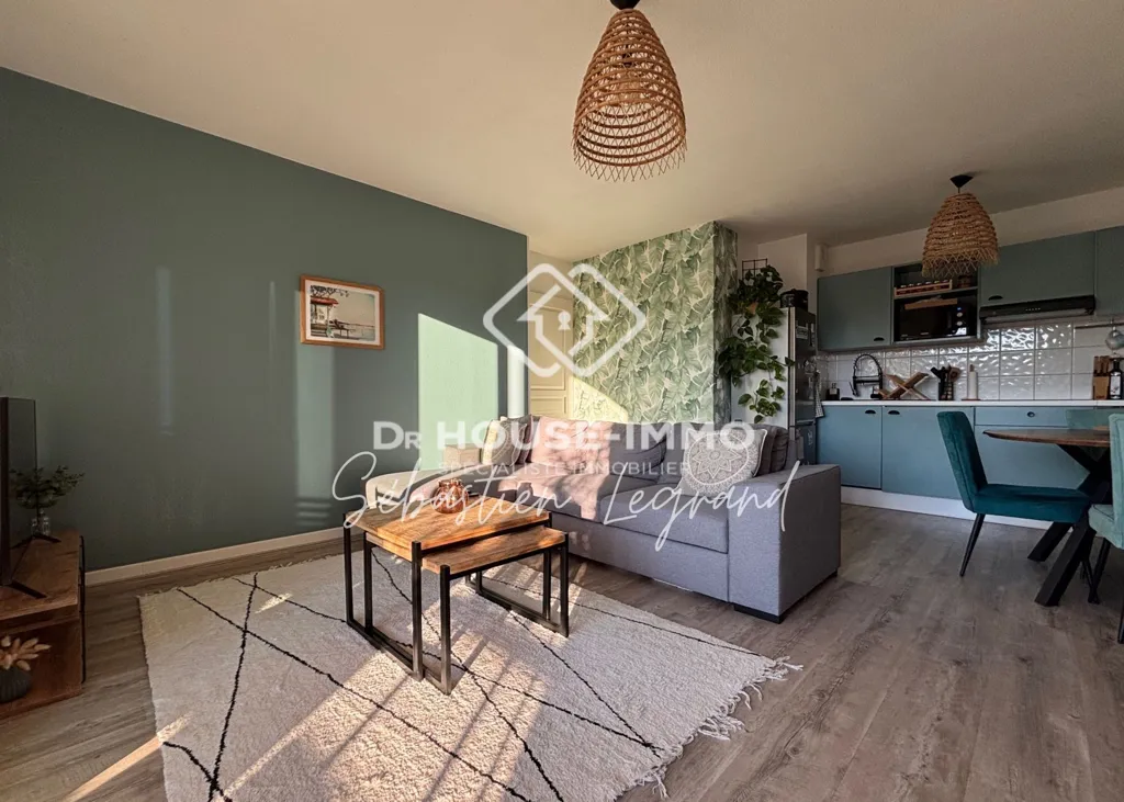 Living Room - T3 Flat with Balcony and Pool in Parempuyre