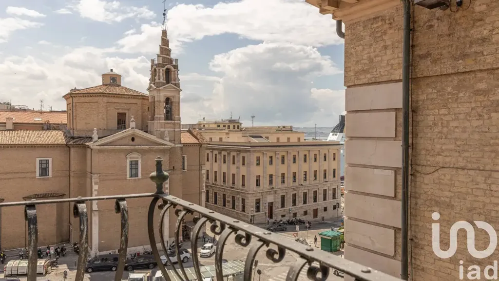 Balcon - Historic Apartment with Artwork in Ancona