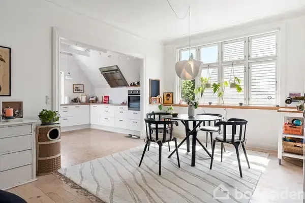 Dining Room - Spacious Apartment with Two Living Rooms in Odense