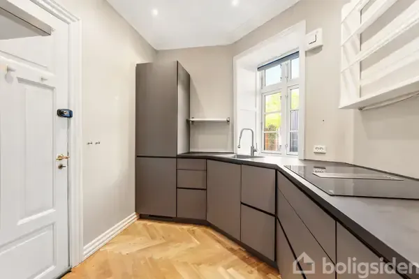 Köök - Renovated Flat with Red Theme in Randers C