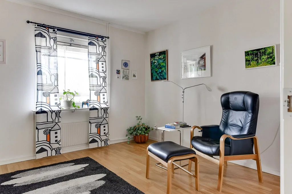 Bureau - Apartment with Balcony in Brf Ersängen