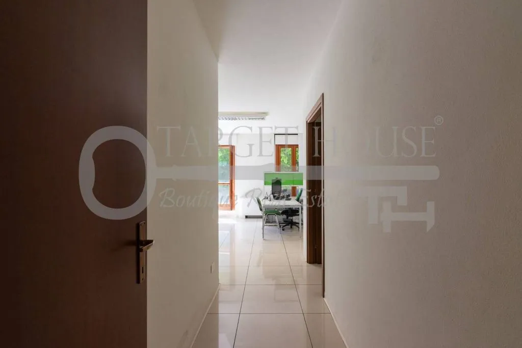 Esik - Office with Lake View in Como