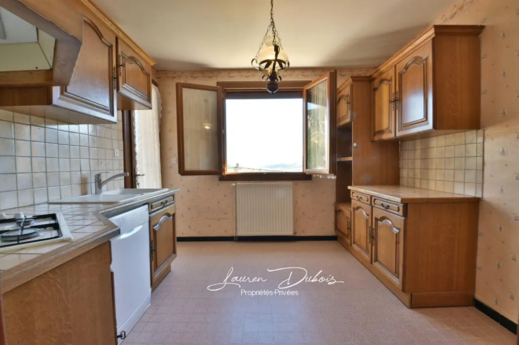 Cuisine - Maison en Position Dominante avec Vue à Serres