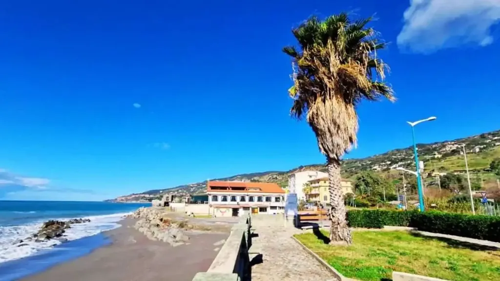 Seafront Apartment with Balcony in Cetraro