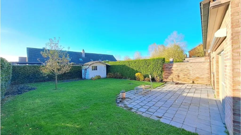 Aed - Spacious 3-Bedroom House with Garden in Dudzele