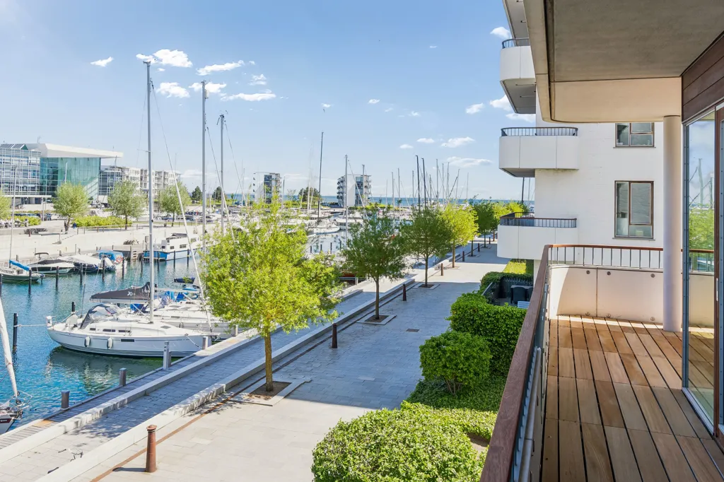 Terrazza - Funkis Apartment with Waterfront Access in Hellerup
