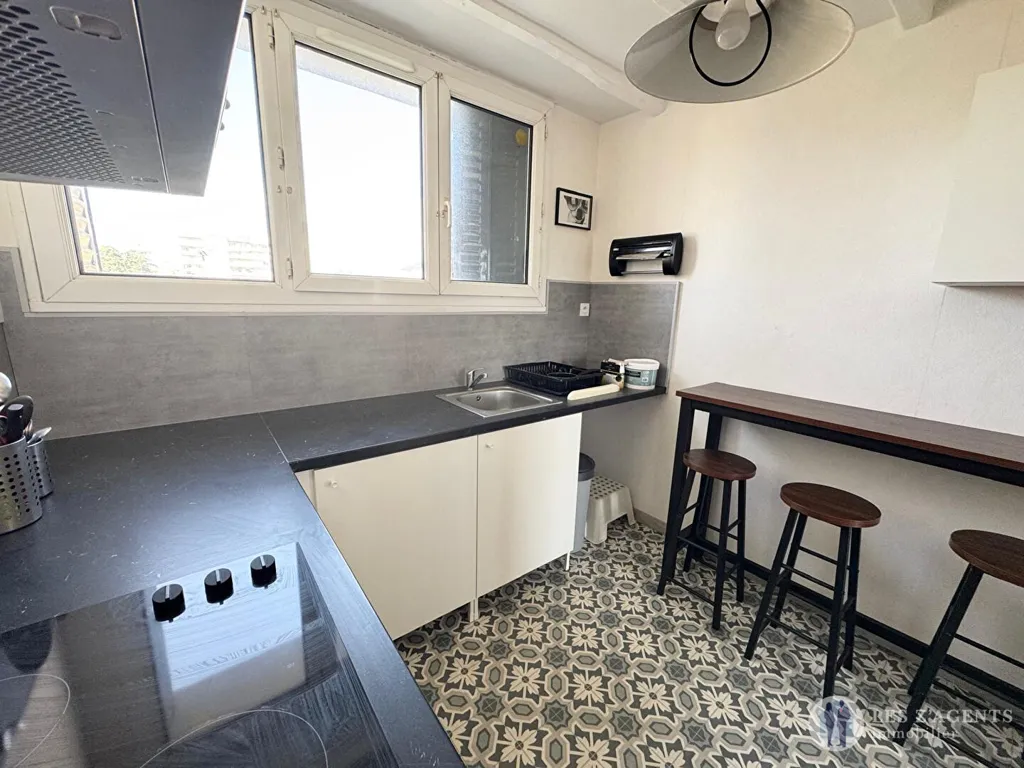 Kitchen - Meubled 4-Bedroom Apartment with View in Saint-Martin-d'Hères