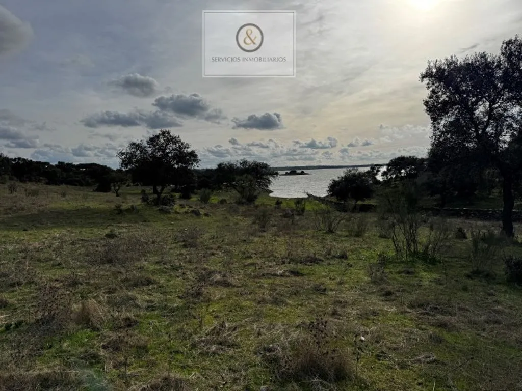 Aed - Villa with Coastal Access in Cheles, Extremadura