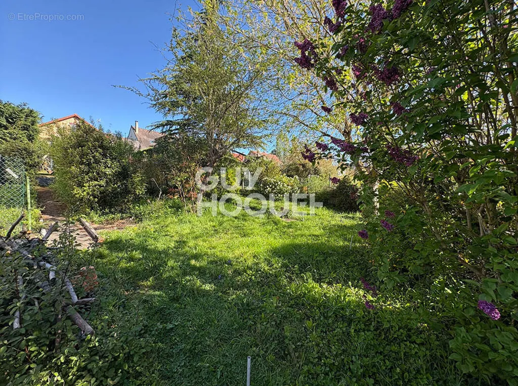 Aed - Constructible Plot with Garden in Villiers Sur Orge