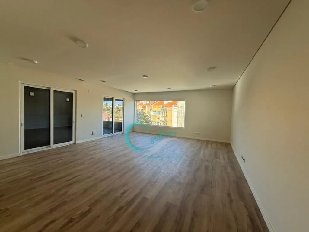 Elutuba - Luxury Apartment with Balcony in Almada