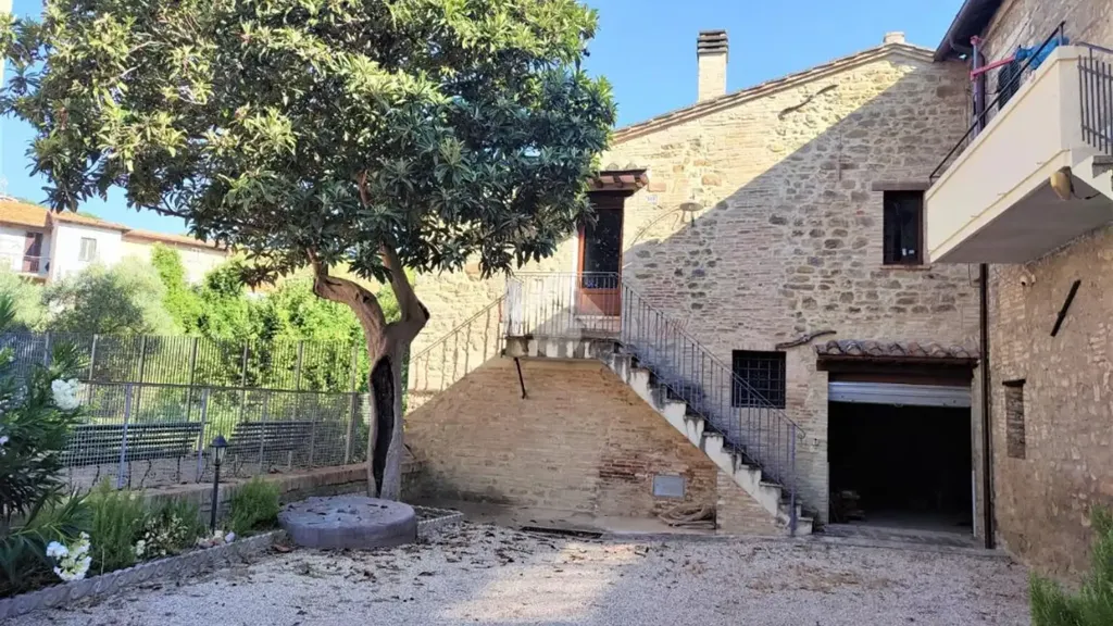 Jardin - Rustic Stone Cottage with Garden in Pianello
