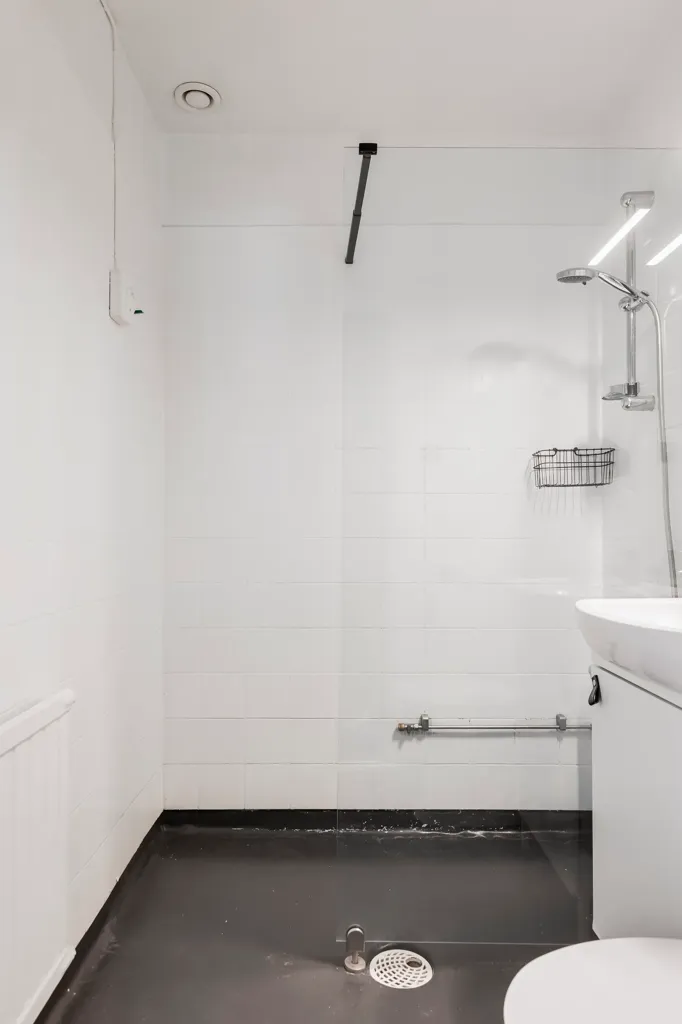 Bagni - Modern Two-Bedroom Flat with South-Facing Balcony