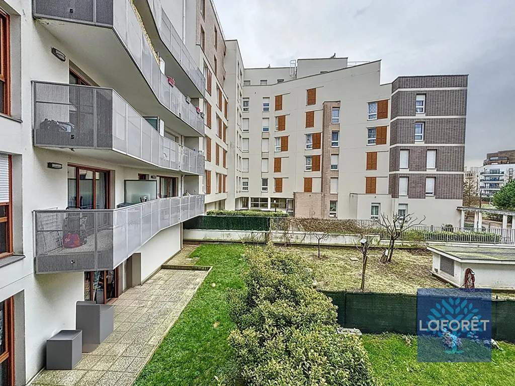Aed - Modernised 3-Bed Flat with Balcony in Cergy