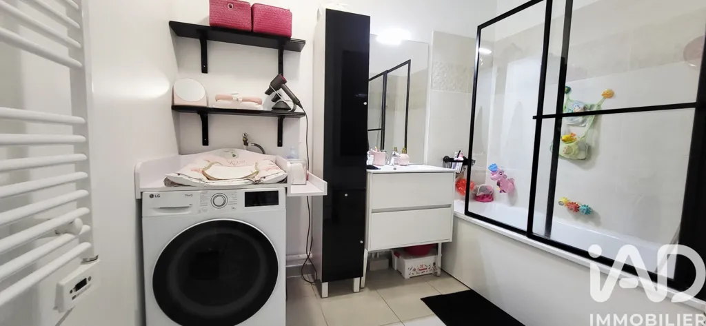 Bathrooms - Apartment with Private Garden in Le Blanc-Mesnil
