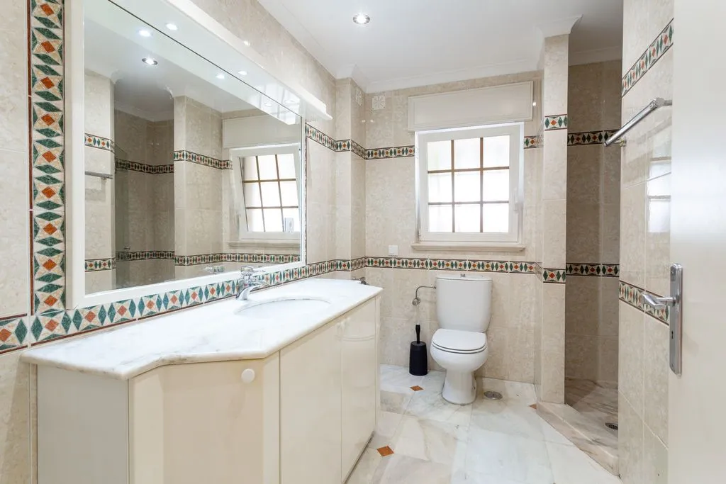Bathrooms - Luxury Villa with Pool in Rio de Mouro