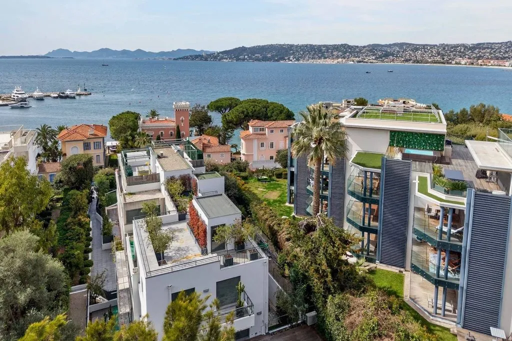 Vue aérienne - Appartement Luxueux avec Vue Mer à Antibes