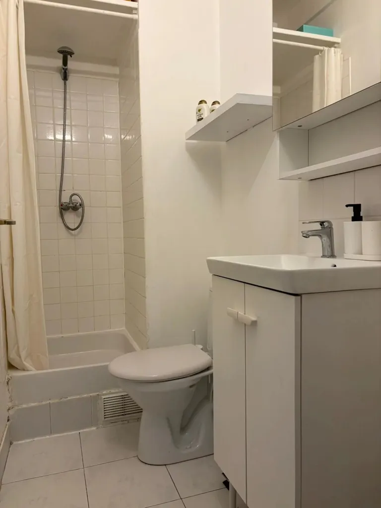 Salles de bain - Studio Meublé avec Ascenseur à Neuilly-sur-Seine