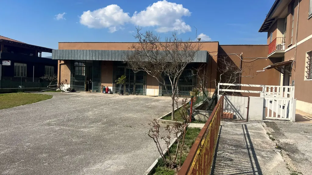 Välivaade - Mixed-Use Villa with Terraces in Spoleto