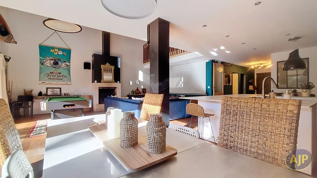 Salle à manger - Loft avec Piscine et Garage au Cœur de la Ville