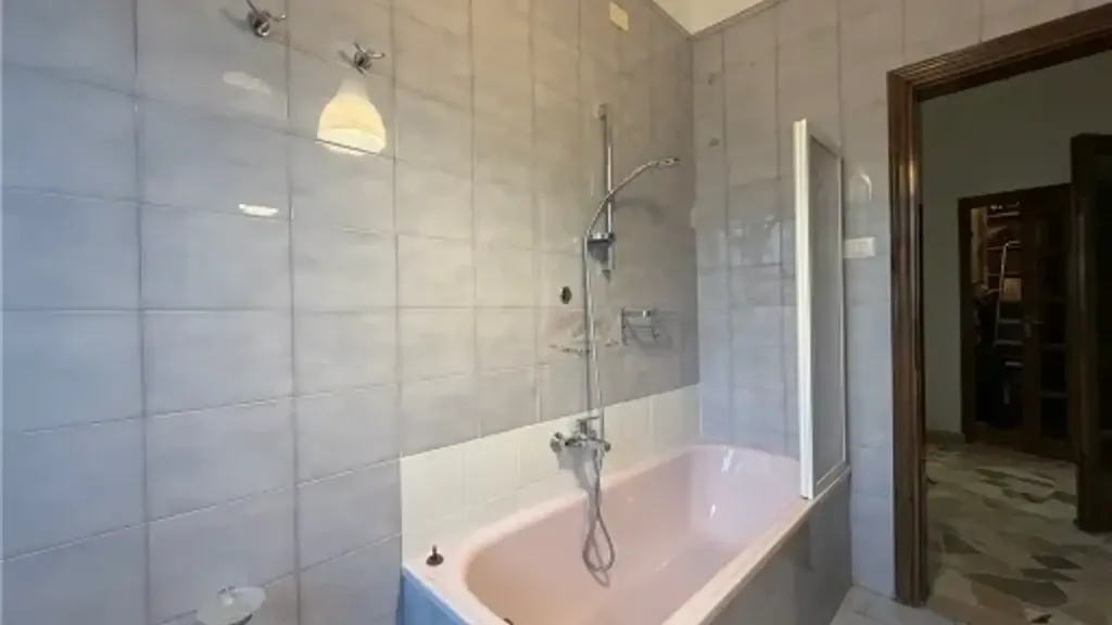 Vannitoad - Partially Renovated Apartment with Balcony in Florence