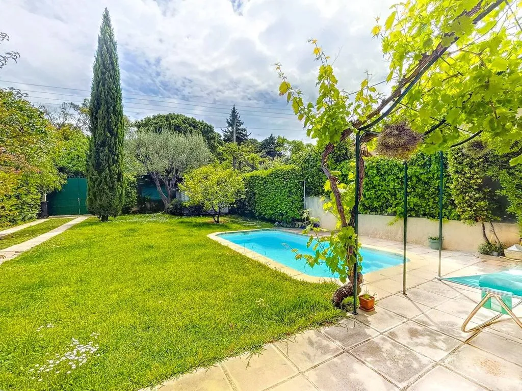 Piscine - Villa Luxueuse avec Piscine à Antibes