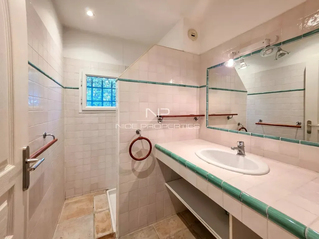 Salles de bain - Villa avec Vue Montagne et Piscine à Giraud