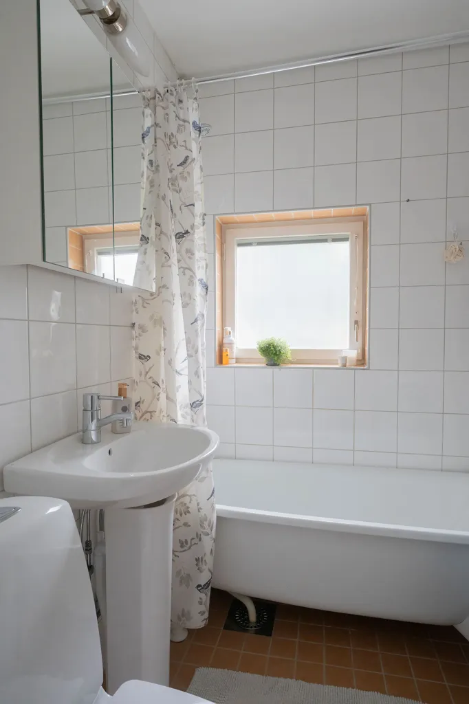Badezimmer - Bright Apartment with Balcony near Stuvsta Centre