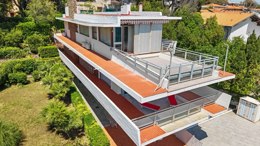 Vista aerea - Villa fronte mare con terrazze a Castiglioncello