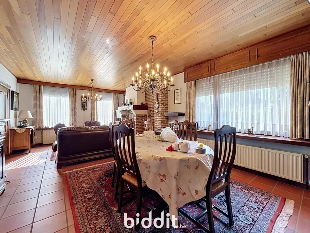 Salle à manger - Maison avec Garage dans une Construction à 3 Façades