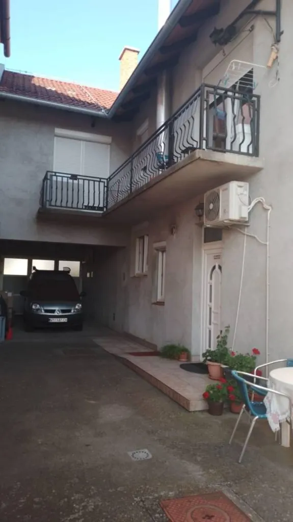 Terrasse - Mixed-Use House with Terrace in Suhopolje