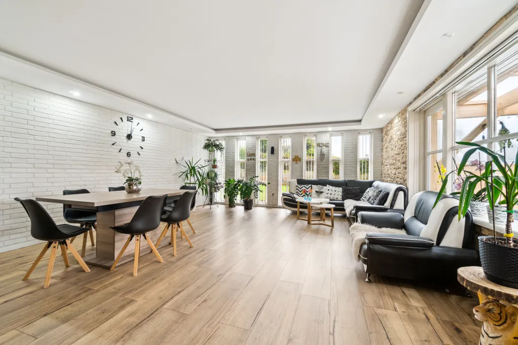 Dining Room - Villa with Play Area near Give
