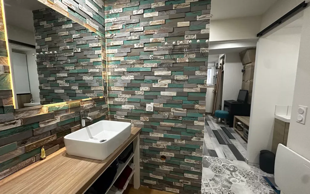 Salles de bain - Studio Rénové avec Cuisine Équipée à Triel-sur-Seine