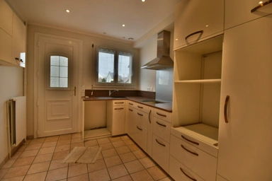 Kitchen - Renovated House with Garden in Madeleine District