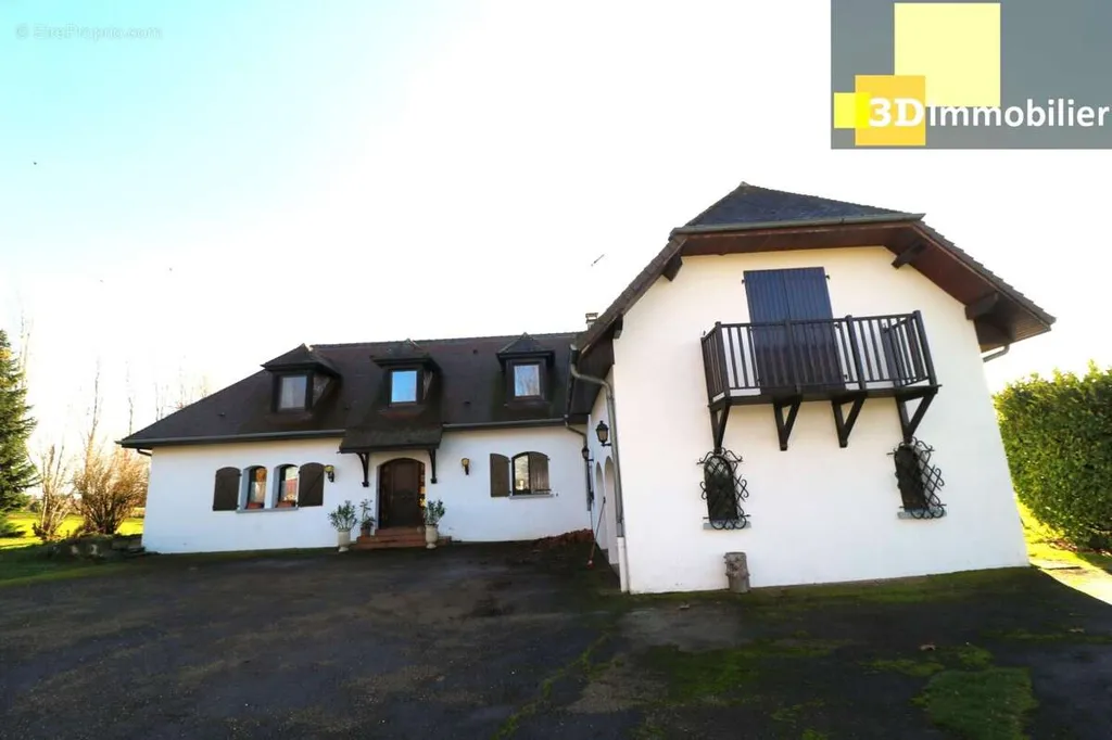 Extérieur - Maison de Campagne avec Piscine et Jardin à Dole