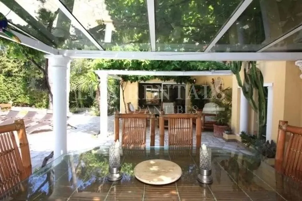 Terrasse - Villa Luxueuse avec Piscine à Antibes