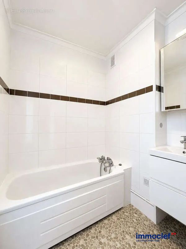 Vannitoad - Bright Apartment with Parking in La Madeleine
