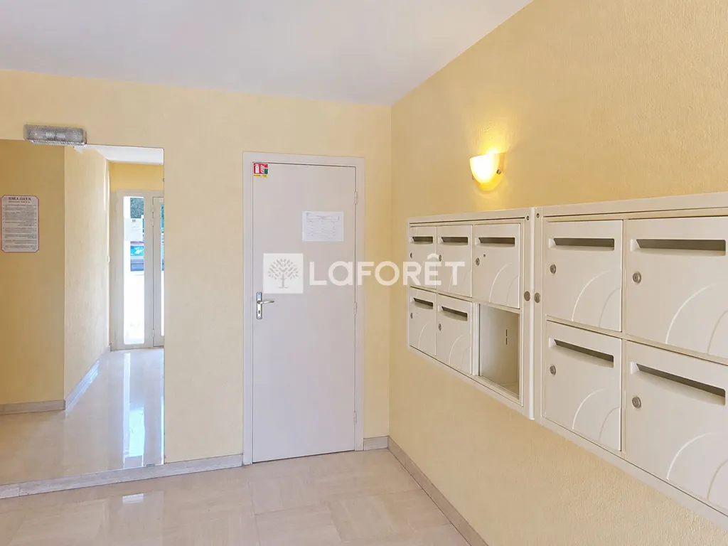Hallway - Bright 2-Bedroom Apartment in Nice's Évêché