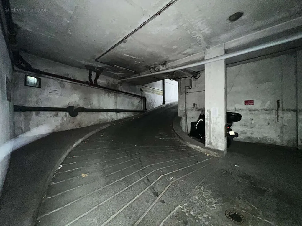 Garage - Parking Space in Paris 18ème