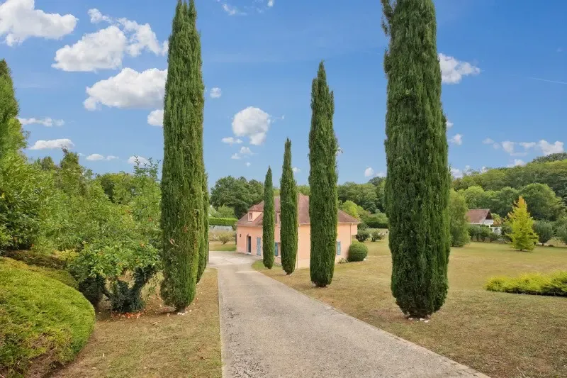 Exterior - Prestigious House with Pool in Chambourcy