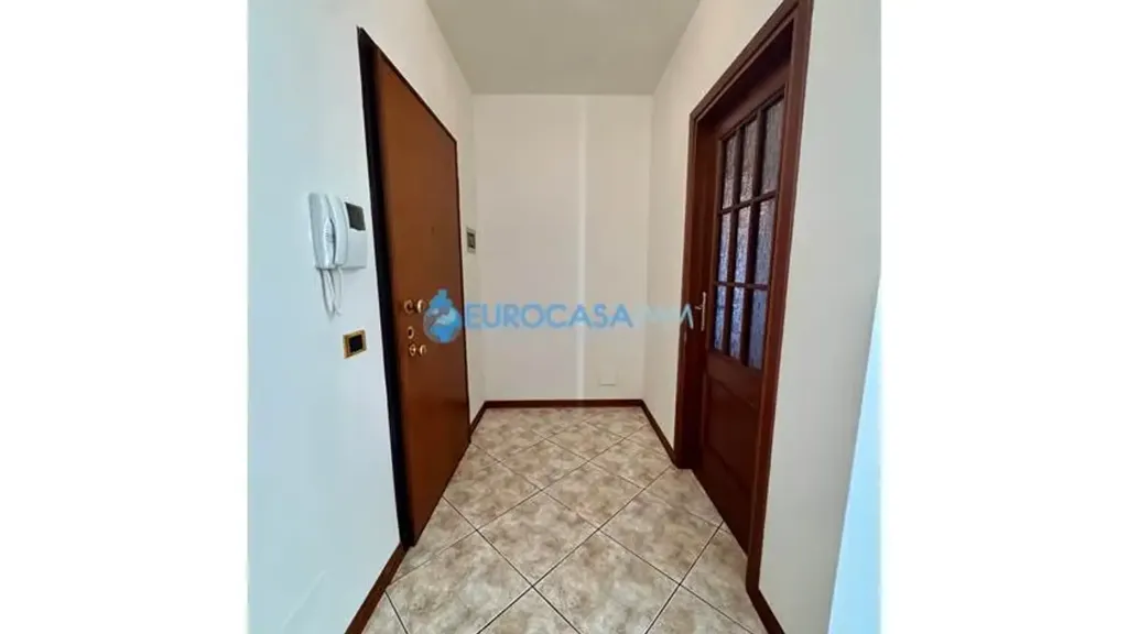 Esik - Spacious 2-Bedroom Apartment with Garage in Carpi