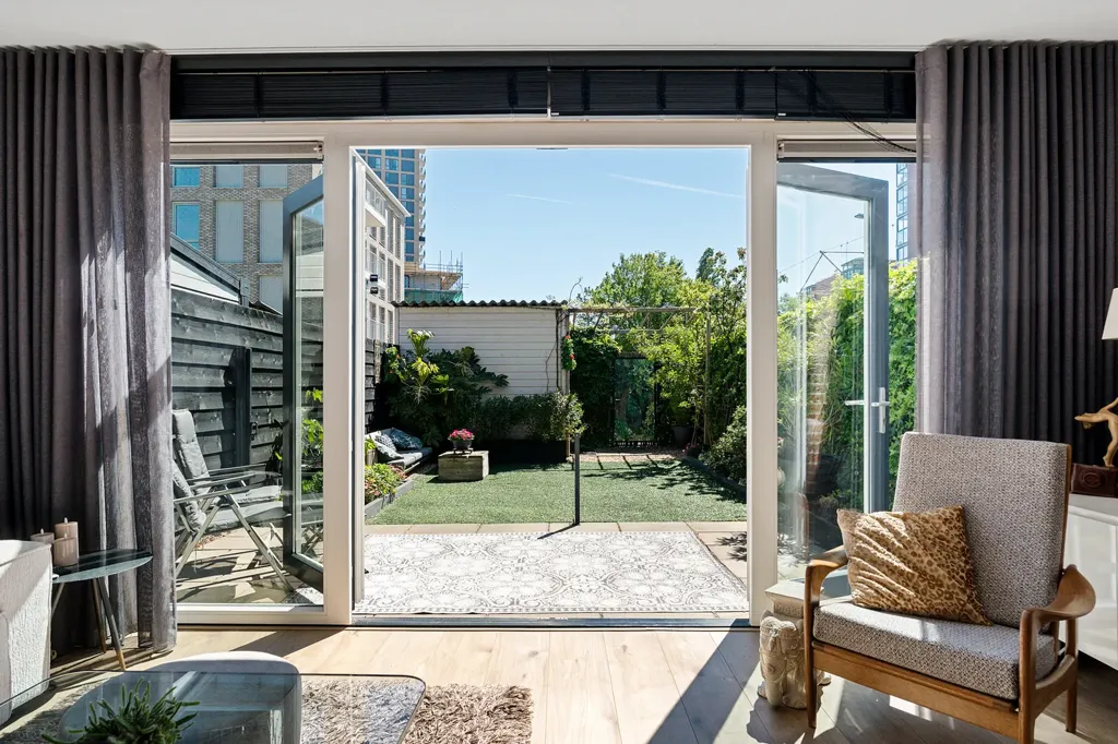Terrass - Modern Corner House with Solar Panels in 's-Gravenhage