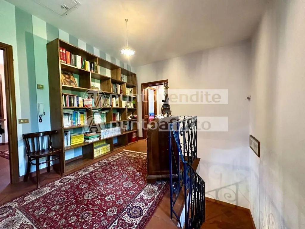 Esik - Country House with Pool Potential in Capannori