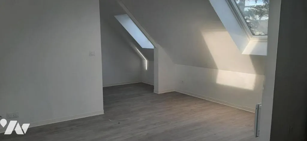 Rooms - 3-Bedroom Apartment with Parking in Évrecy