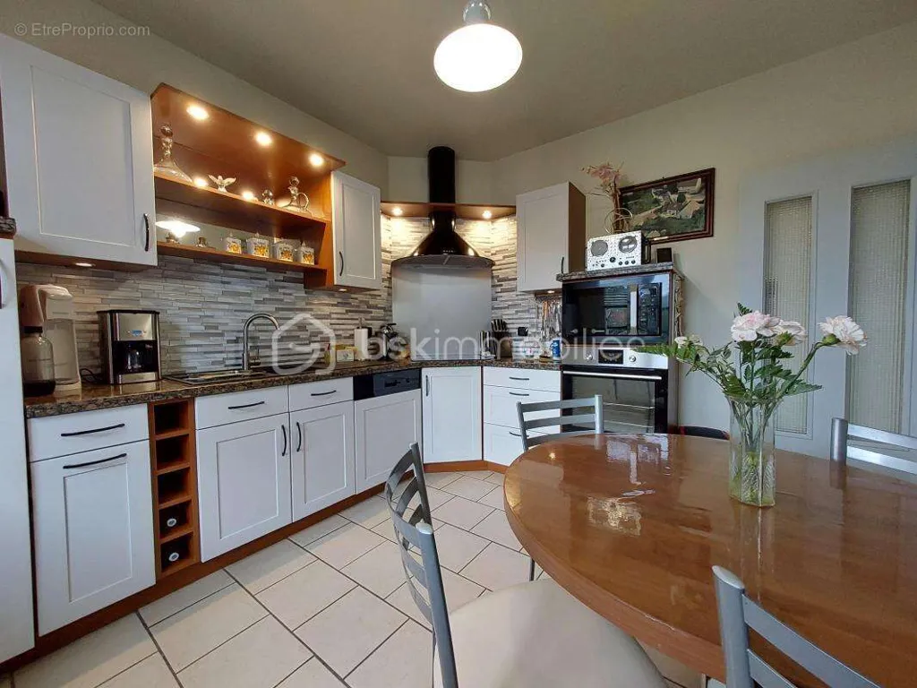 Cuisine - Maison Traditionnelle avec Piscine sur Parcelle Arborée à Proximité