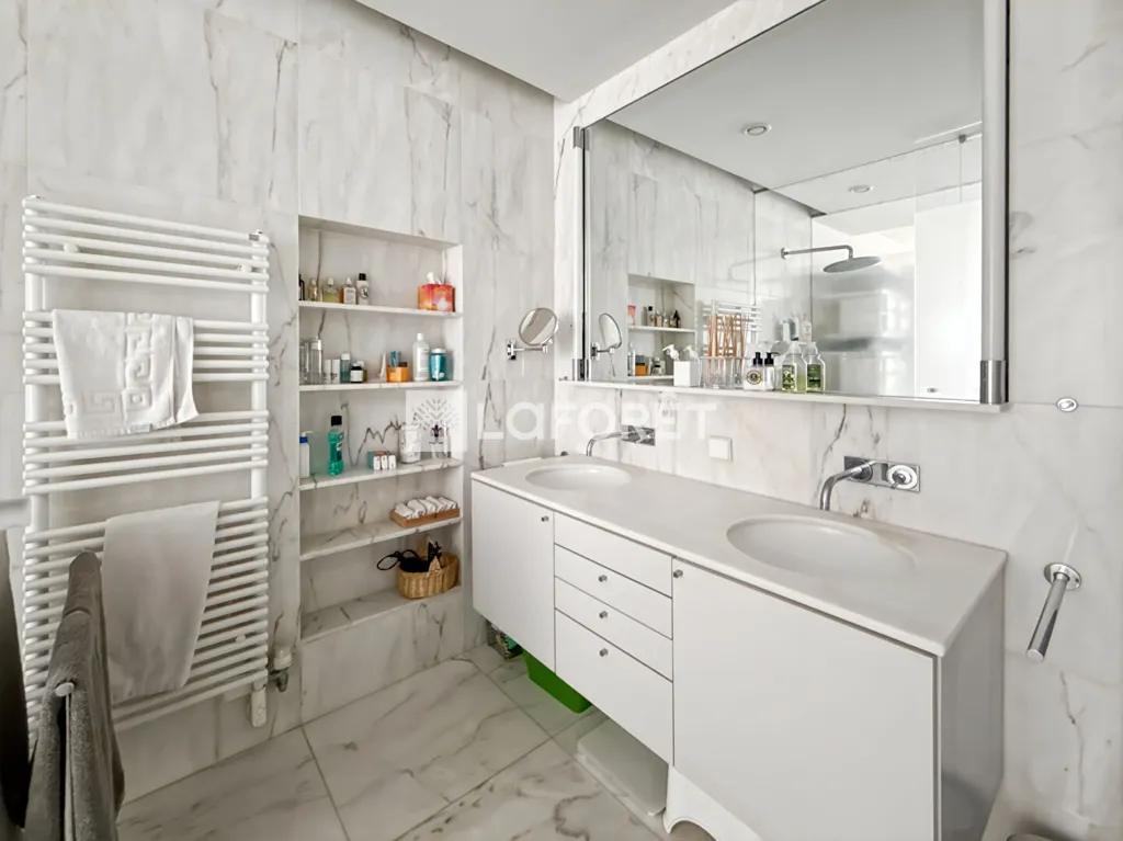 Vannitoad - Refurbished Parisian Flat with Balcony
