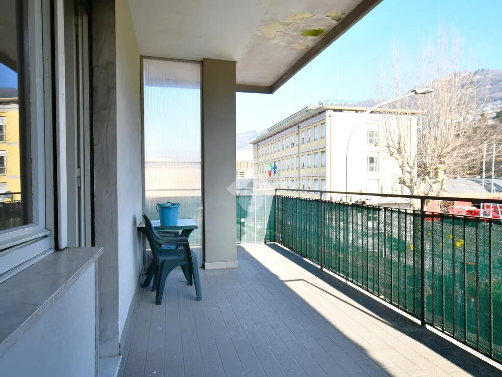 Balcon - Bright 3-Room Apartment with Balcony in Como