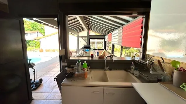 Cuisine - Villa avec Piscine et Jardin à Flacé