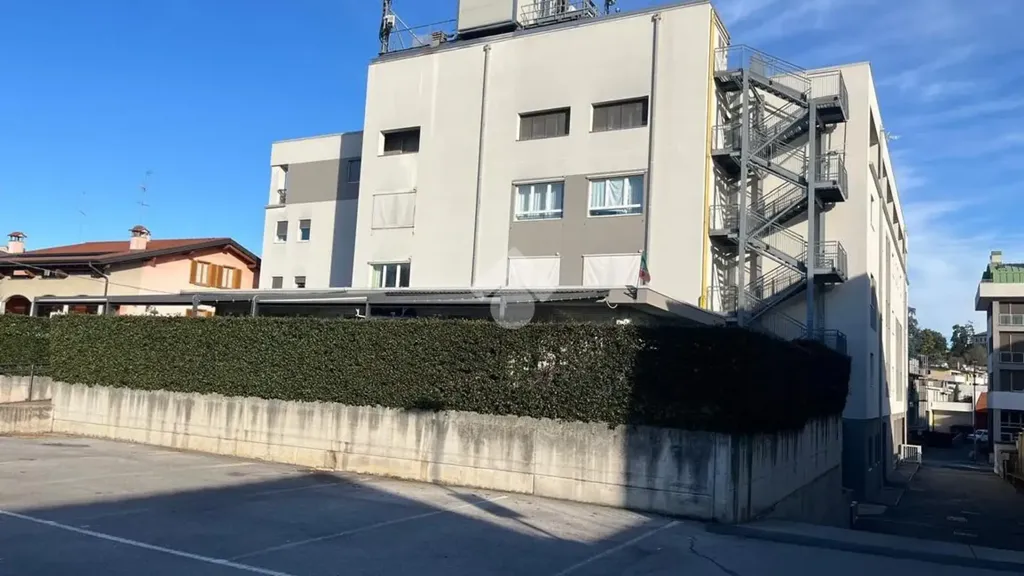 Välivaade - Modern Studio with Balcony in Cantù
