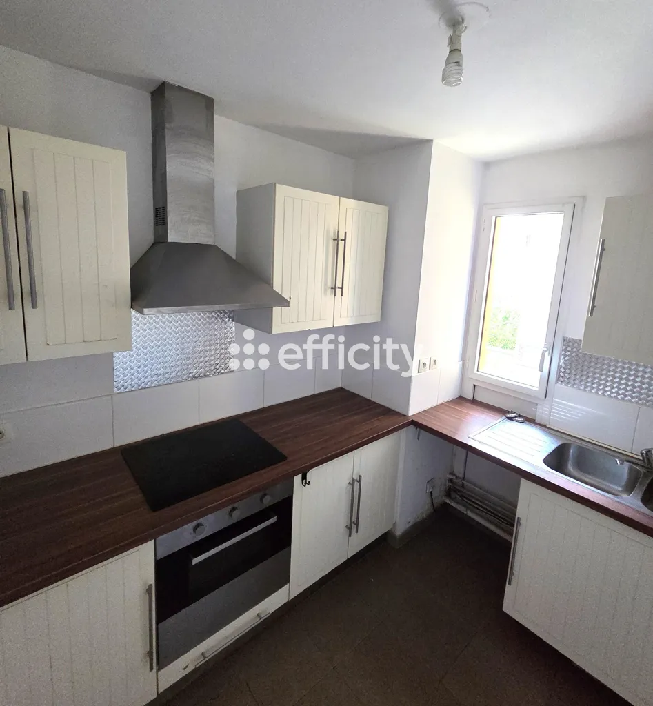 Köök - 3-Bedroom Apartment with Balcony in Roubaix Centre