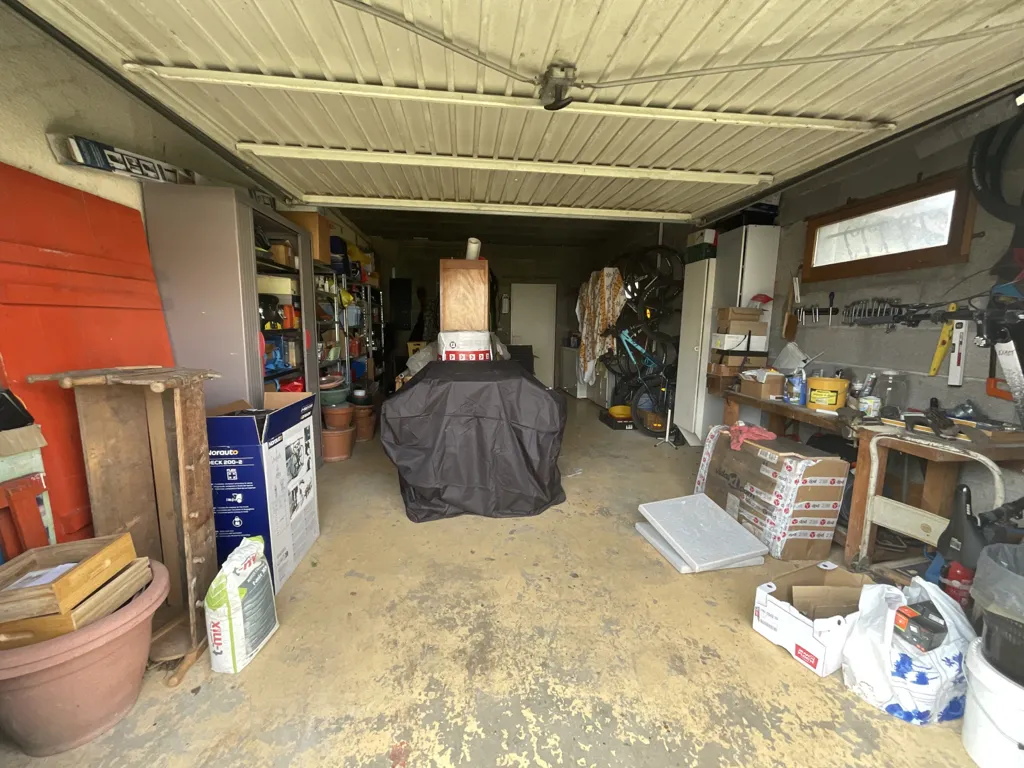 Garage - Grande Maison 5 Chambres avec Panneaux Solaires à Satolas-et-Bonce